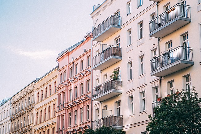 Altbauen in einer Stadt zu sehen