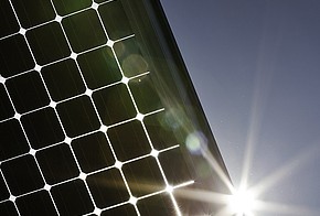 Sonne scheint über ein Photovoltaik-Modul