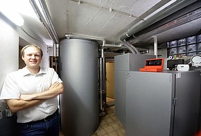 Carsten Tamm vor seiner Heizungsanlage im Keller Hybridheizung Pellets und Solarthermie: erneuerbare Energien pur bei Tester Carsten Tamm