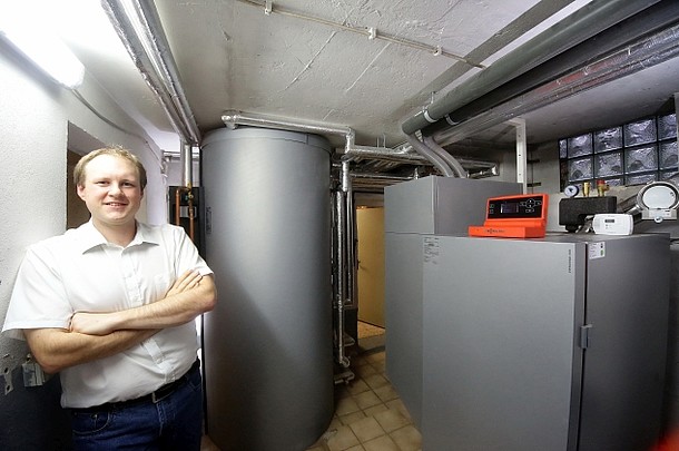 Carsten Tamm steht vor seiner Heizungsanlage im Keller.