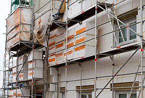 Fassadendaemmung Hausfassade wird gedämmt