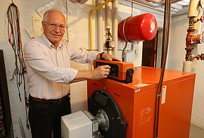 Alois Müller und sein neuer Heizkessel Alte Heizkessel verbrauchen mehr Energie als nötig.