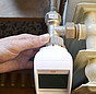 Das neue Thermostat wird montiert.