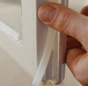 Um Ihre Fenster abzudichten, kleben Sie das Dichtungsband einfach in den Fensterrahmen. 