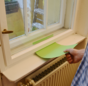 Mit Hilfe eines Papiers können Sie erkennen, ob Ihre Fenster dicht oder undicht sind. 