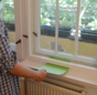 Fenster undicht? Mit einem Blatt Papier lässt sich testen, ob ein Fenster dicht ist oder nicht.