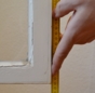Mit einem Zollstock können Sie Ihren Fensterrahmen vor dem abdichten abmessen.