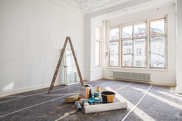 Ein Zimmer wird saniert. Noch ist nur ein Heizkörper anstatt eine Flächenheizung zu sehen.